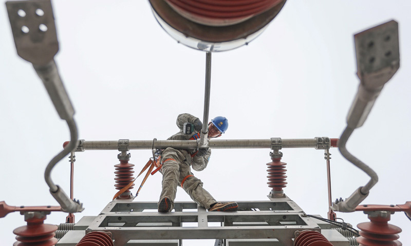 近日，國家電網江蘇送變電公司員工對110千伏避雷器設備實施復引連接。