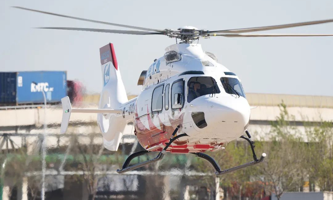 AC332直升機基于需求側創新理念，按照CCAR-29最新適航要求研制，瞄準目標市場，采用單旋翼、高置涵道尾槳、滑橇起落架和蛤殼式后艙門布局，可搭載10名乘客，最大起飛重量3850千克，最大巡航速度260千米/時，最大航程693千米，兼顧更優使用性能、更低使用成本和多樣化構型需求。