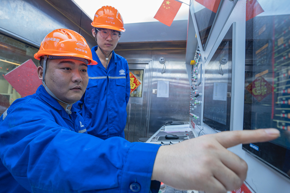 據悉，上海機場聯絡線工程建成通車后，乘客往來虹橋與浦東兩大綜合交通樞紐，由原來90分鐘縮減至40分鐘。同時還將進一步增強浦東和虹橋綜合交通樞紐對長三角區域的輻射作用，服務長三角城市群，為提升上海全球城市能級和核心競爭力、落實長三角一體化發展國家戰略提供有力支撐。圖為盾構機長劉昕（左下）在駕駛“新穿越號”盾構機。