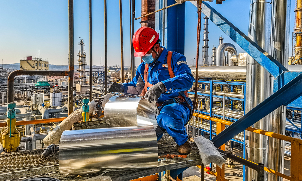 4月12日，撫順石化工建公司干部員工鉚足干勁，全力推進(jìn)油蠟聯(lián)產(chǎn)項(xiàng)目建設(shè)和石油二廠、乙烯廠裝置檢修。