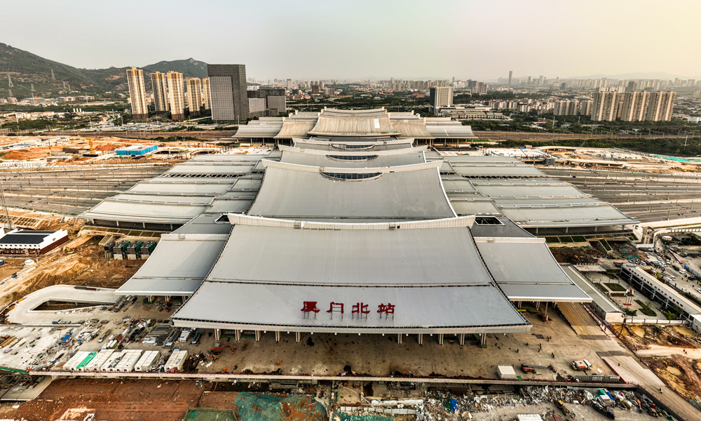 據(jù)悉，新建廈門北站工程目前處于內部裝飾裝修及設備安裝階段。福廈高鐵預計在今年9月底具備開通運營條件，新建福廈高鐵廈門北站將同步投入使用。圖為該站近景。