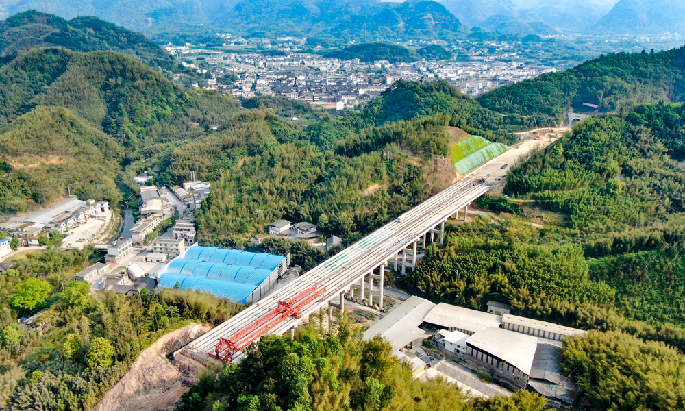 近日，隨著大沙壩大橋最后一片T梁成功架設，中鐵北京局承建的四川宜賓至云南威信高速公路2標項目主線橋梁雙幅架設全部完成。目前，宜威高速公路2標項目施工建設已完成超過90%。項目建成后，川南地區將新增一條出川高速公路通道，并與已建成的宜彝高速、宜敘高速、內宜高速、樂宜高速、納黔高速、宜渝高速、宜畢高速等連接成網。