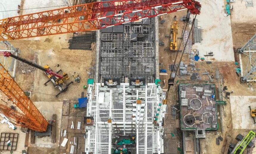 目前，海南商業(yè)航天發(fā)射場的建設(shè)工作正在緊張進(jìn)行中。中國航天科技集團(tuán)有限公司一院特車公司承建的一號工位固定勤務(wù)塔已完成第7、第8層的鋼構(gòu)吊裝，即將開展第9、10層鋼結(jié)構(gòu)吊裝；一號工位1號避雷塔已安裝至第6層，4號避雷塔已安裝第3層；其余前置設(shè)備間、噴水降噪設(shè)施建設(shè)穩(wěn)步推進(jìn)，發(fā)射臺和回轉(zhuǎn)平臺正在島外加緊生產(chǎn)。中國新聞網(wǎng)記者 駱云飛 攝