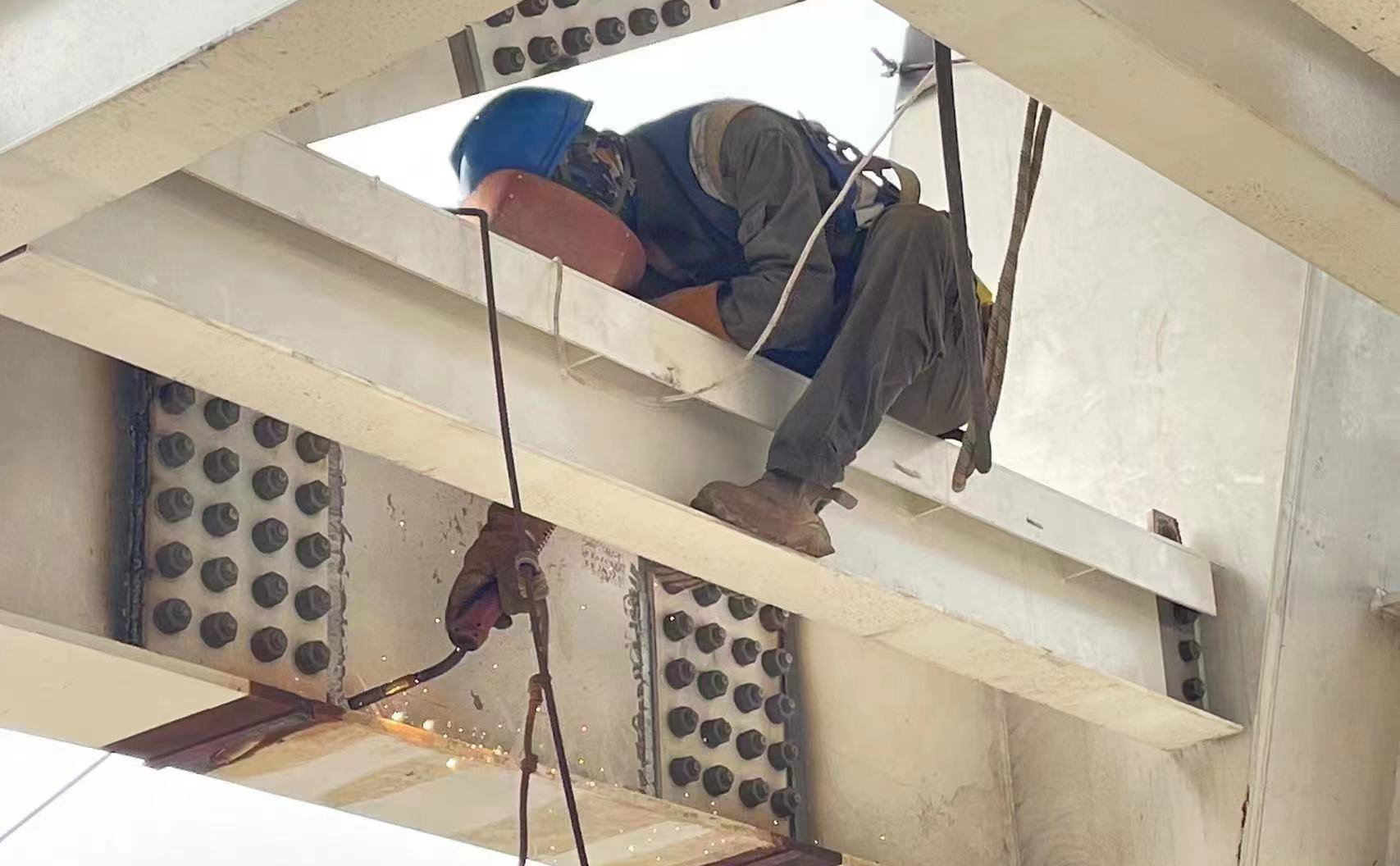 海南商業(yè)航天發(fā)射場是中國首個開工建設(shè)的商業(yè)航天發(fā)射場，項目建成后，計劃于2024年6月執(zhí)行首次發(fā)射，主要承攬國內(nèi)外火箭發(fā)射業(yè)務(wù)，進(jìn)一步提升中國商用火箭發(fā)射能力。