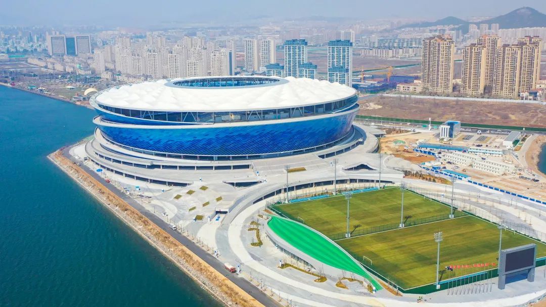 近日，中國建筑承建的大連梭魚灣足球場通過驗收順利投運，這座歷時600余天精心建造的特級足球場迎來首秀。場館總建筑面積約13.6萬平方米，擁有6.3萬個席位，是我國唯一一個三面環海的海邊足球場，也是大連市首座專業足球場。