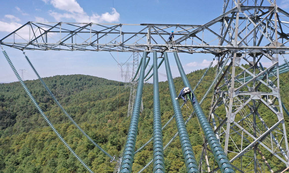 近日，世界首個特高壓多端混合直流輸電工程——±800千伏烏東德電站送電廣東廣西特高壓多端直流示范工程開展年度檢修。根據(jù)工作計劃，其中超高壓公司曲靖局所服務(wù)的昆柳段直流線需完成14項檢修工作，主要包括陶瓷絕緣子的絕緣電阻檢測、絕緣子清掃及外觀檢查、地線融冰故障診斷裝置安裝、自爆絕緣子更換等14項內(nèi)容。