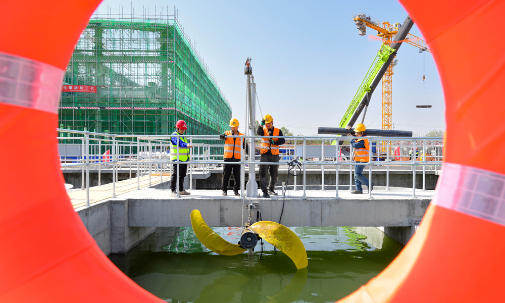 項(xiàng)目建成后可有效收集、處理入園企業(yè)排放的工業(yè)廢水，經(jīng)分類處理后再回用于企業(yè)生產(chǎn)，實(shí)現(xiàn)水資源再生利用，有力推動(dòng)區(qū)域經(jīng)濟(jì)高質(zhì)量發(fā)展。圖為5月13日拍攝的零碳產(chǎn)業(yè)園工業(yè)污水處理廠及水資源再生利用項(xiàng)目施工現(xiàn)場(chǎng)。