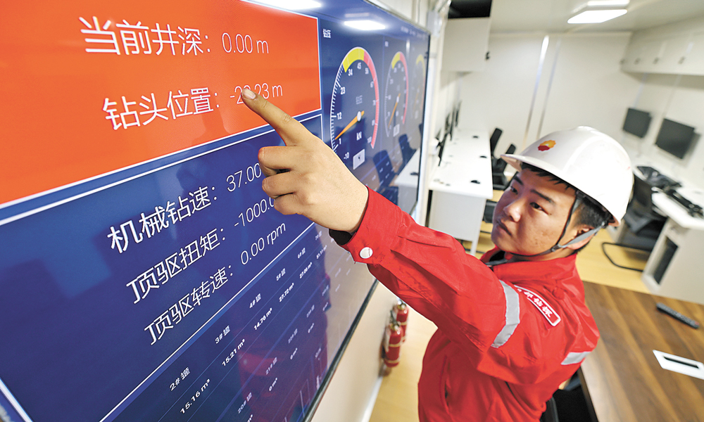 為保障深地塔科1井“打成、打快、打好”，中油技服、塔里木油田、西部鉆探及寶石機(jī)械等企業(yè)集合精銳力量，開展多輪技術(shù)對接，相繼攻克智能控制一體化平臺集成技術(shù)等難題，聯(lián)合研制具有自主知識產(chǎn)權(quán)的1.2萬米自動化鉆機(jī)，合力鍛造叩問萬米“地宮”的大國重器。圖為數(shù)據(jù)智能化管理平臺實(shí)時顯示各項鉆井參數(shù)，技術(shù)人員通過遠(yuǎn)程分析數(shù)據(jù)，為深井提供技術(shù)支撐與指導(dǎo)。