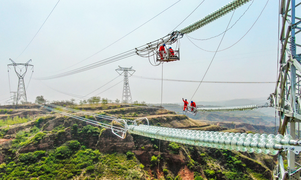 近日，國家電網山西送變電公司員工開展呂梁—晉中1000千伏變電站500千伏線路工程建設高空作業，保障迎峰度夏期間電力可靠供應。