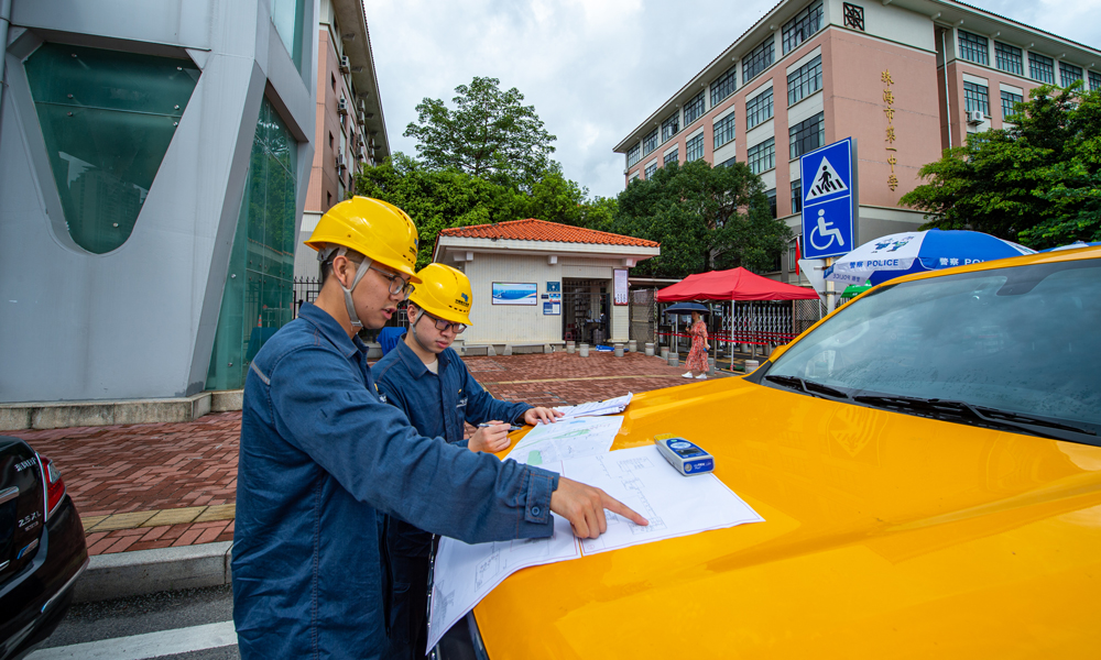 6月7日，在珠海市第一中學保供電現場，南方電網廣東珠海香洲供電局城區供電所對高考供電線路走廊存在施工外力破壞風險點開展特巡。