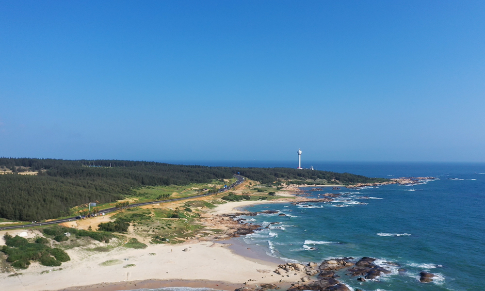 海南環島旅游公路定位為“國家海岸一號風景道”，主線全長約1000公里，其中文昌段主線全長160.5公里、連接線全長97.6公里。自路面施工以來，項目團隊先后克服雨季、原材料運輸等困難，嚴格控制瀝青混合料到場溫度、碾壓溫度、碾壓遍數等施工環節，全力抓質量、搶進度，順利完成了文昌段全線瀝青路面施工任務。圖為海南環島旅游公路文昌段。