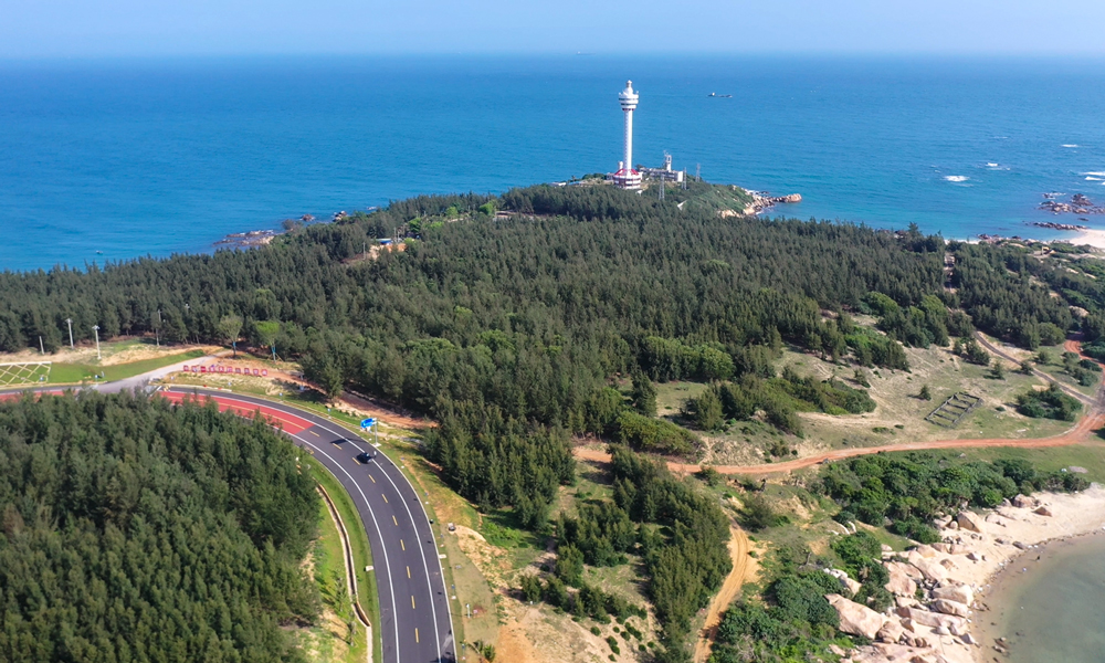 據了解，海南環島旅游公路及驛站項目是海南自貿港先導性重大基礎設施項目，貫穿海口、文昌、瓊海、萬寧等沿海12個市縣，串聯沿線特色景觀，為游客呈現海南美麗的濱海風光。項目計劃年內通車，屆時將把海南大量游客引流到環島旅游公路上，對助力海南自貿港、國際旅游消費中心和全域旅游示范省建設具有重要作用。圖為海南環島旅游公路文昌段。