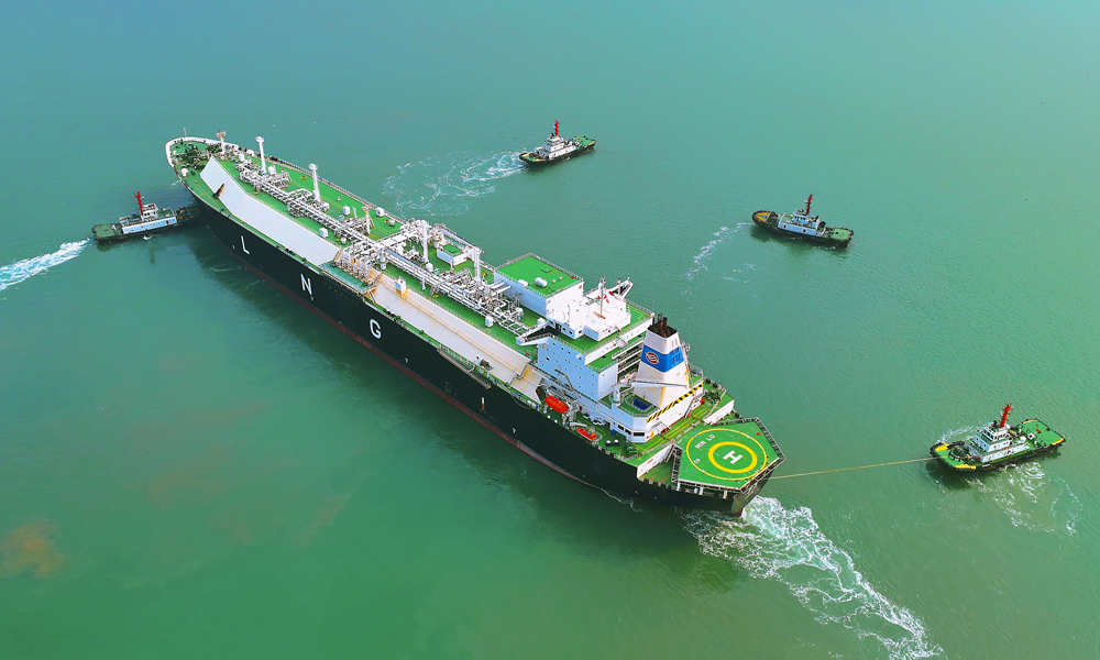 近日，LNG運輸船靠泊中國海油氣電集團福建LNG接收站。