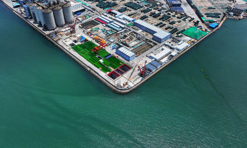 膠州灣第二海底隧道工程是世界上建設規模最大、長度最長的海底道路隧道。工程主線全長17.5公里，西起青島西海岸新區淮河東路，向東沿劉公島路下方敷設，穿越膠州灣，至青島港附近登陸，在海泊河河口以高架橋梁形式銜接青島東岸城區。其中，隧道長14.37公里（海域段9.95公里），采用雙洞雙向六車道的主隧道加中間服務隧道的布置方式。隧道盾構段長3253米，使用3臺盾構機施工，其中2臺直徑15.63米的主線隧道盾構機和1臺直徑8.18米的服務隧道盾構機。圖為始發井航拍。