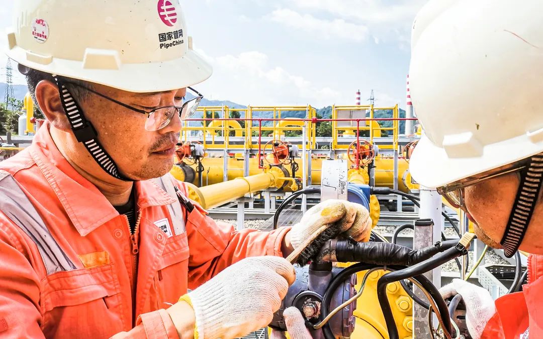 近日，國家管網集團西氣東輸公司達州作業區普光首站工作人員對計量區設備進行維護，確保設備安全運行。