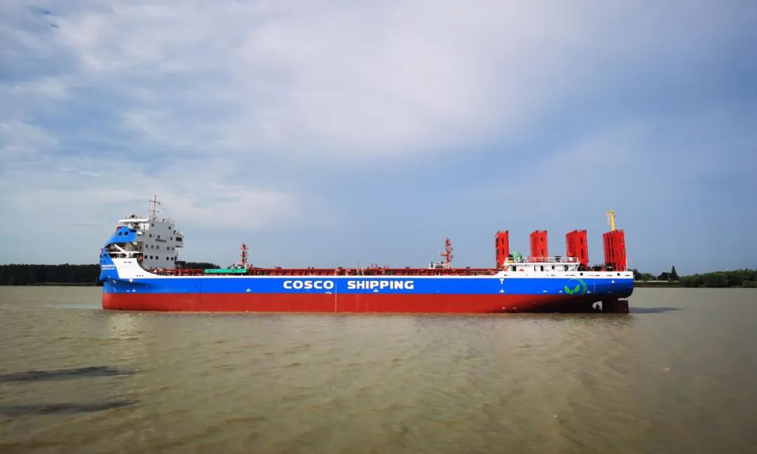 700TEU純電池動力集裝箱船是世界首制江海直達大型純電池動力集裝箱船，其裝船電池容量為全球最大。該系列船總長119.8米，型寬23.6米，通過箱式移動電源進行換電續(xù)航，全航程采用電池動力推進，預設電池容量遠遠高于國際/國內(nèi)現(xiàn)有船型，在純電動集裝箱船裝箱數(shù)、載重噸以及電池容量方面均處于世界領先地位。