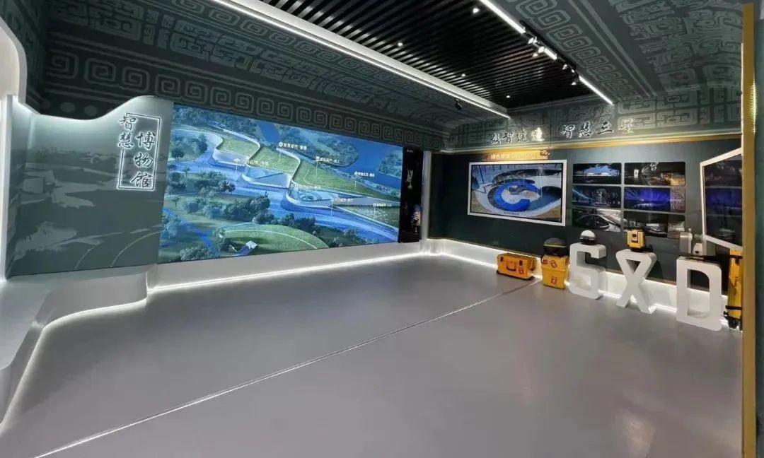 建設團隊利用虛擬設計與仿真系統以及建筑信息化模型，提前搭建了一個虛擬博物館，作為項目整個建設階段的智慧大腦。虛擬博物館依托BIM建模、人機交互視頻影音等可視化操作方式，提前對項目全生命周期進行了數字化演練，特別針對其中的關鍵性方案、施工組織、工程重難點等通過可視化演練進行了全方位的策劃和修訂，并在全過程應用全專業BIM技術，同時借助激光整平智能機器人、放線機器人、三維掃描儀、MR智慧系統等“黑科技”，在控制質量和精度的同時，大大提升了建設效率。