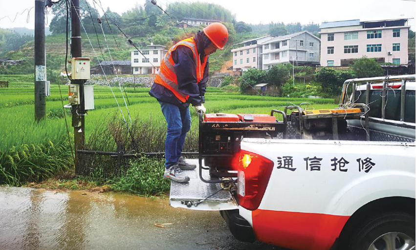 7月28日，今年第五號臺風“杜蘇芮”以強臺風級別登陸福建晉江沿海，多地通信設施受損。中國電信福建公司科學調度應急搶險工作人員奔赴一線，開展各項通信保障工作。圖為近日，三明電信搶修人員正在搬運油機發電。