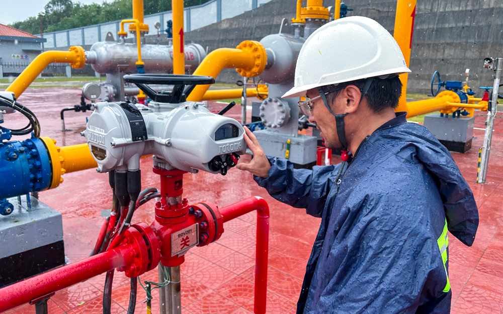 近日，西氣東輸公司周密安排駐閩單位防臺防汛工作，指定專人跟蹤收集臺風路徑動向，掌握強降雨預報及水庫泄洪、河道行洪等信息，及時向管道沿線進行點對點預警，提前做好防范應對，加強設備設施防雨、防雷、防電措施，對室外生產設備及附屬設施，做好防風雨加固工作。