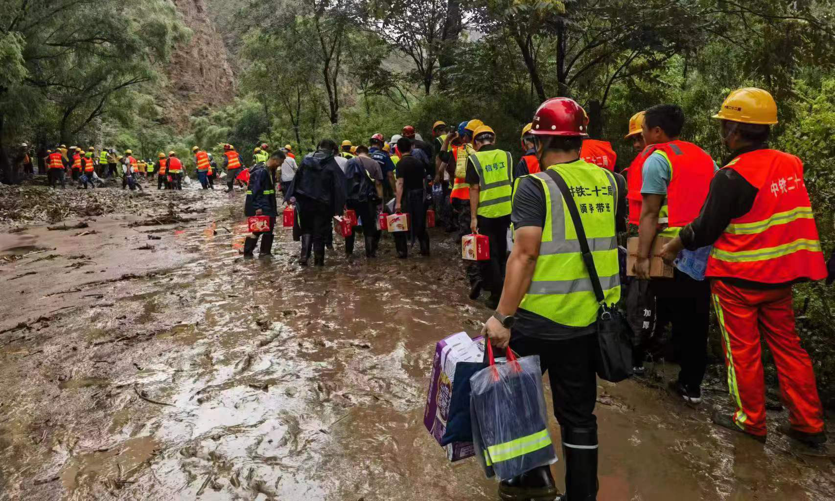 8月2日，中國鐵建所屬中鐵二十二局應急物資運送小組徒步向受困列車運送物資。桂天奇 攝 