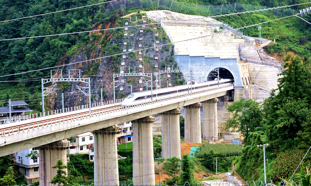 建設(shè)過程中，項目團隊積極打造裝配式綠色梁場——貴南高鐵都勻東制梁場，廣泛開展裝配式梁場關(guān)鍵技術(shù)研究，有效減少了梁場混凝土基礎(chǔ)工程對路基本體的破壞；成立技術(shù)創(chuàng)新工作室，與高校合作研究“國內(nèi)較高橋隧比高速鐵路電氣化施工關(guān)鍵技術(shù)”，全力推進BIM技術(shù)在“四電”工程領(lǐng)域的研究應(yīng)用；完成了《鐵路機制砂應(yīng)用技術(shù)規(guī)程》編制任務(wù)，填補了鐵路施工在該領(lǐng)域的空白。圖為列車行駛在貴南高鐵貴陽至荔波段獨山一號隧道出口和山口寨大橋上。