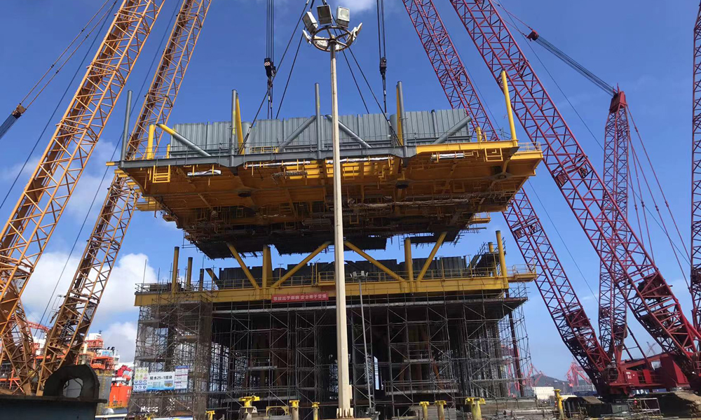 此次吊裝是上部組塊開工建造以來實施的又一次大型吊裝作業，雙層甲板片長42米、寬32米、重達665噸，為青島建造場地投用以來的最大平臺甲板片重量。為確保本次吊裝作業順利實施，工程項目組反復進行碰撞校核、運輸路徑、吊裝定位等方案優化，建造場地內4臺750噸的大型履帶吊協同作業，安全平穩完成吊裝任務。