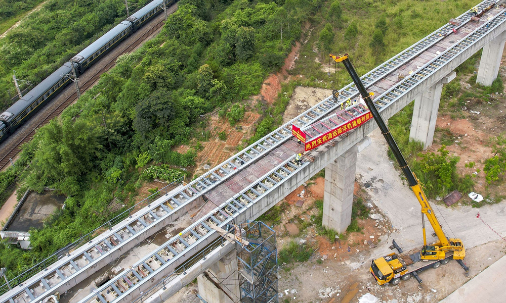 清遠磁浮旅游專線初期工程正線全長8.1公里，采用中低速磁浮列車，設計時速100公里。中鐵十一局承擔著全線的軌道鋪設任務。該線路以服務長隆主題公園旅游景區為主要功能，設磁浮銀盞站、蓮湖站、長隆站3座車站，預留長崗站，設銀盞停車場1處。項目建成后，可實現廣清城際銀盞站與長隆主題公園快速通達。圖為最后一榀磁浮軌排吊裝場景航拍。