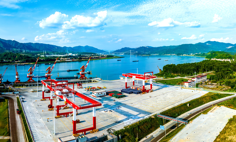 建設過程中，項目團隊研發了高邊坡樹根樁頂驅跟管鉆進劈裂注漿成樁施工工法，有效保證了注漿效果和成樁質量。創新箱涵臺車式模板施工工法，采用軌行式整體模板臺車施工，減少了內支撐架與模板安裝拆除工作量，新建箱涵長323.5米，斷面尺寸為6.6米×9.1米，凈高7.5米，是目前國內同類箱涵最大尺寸。