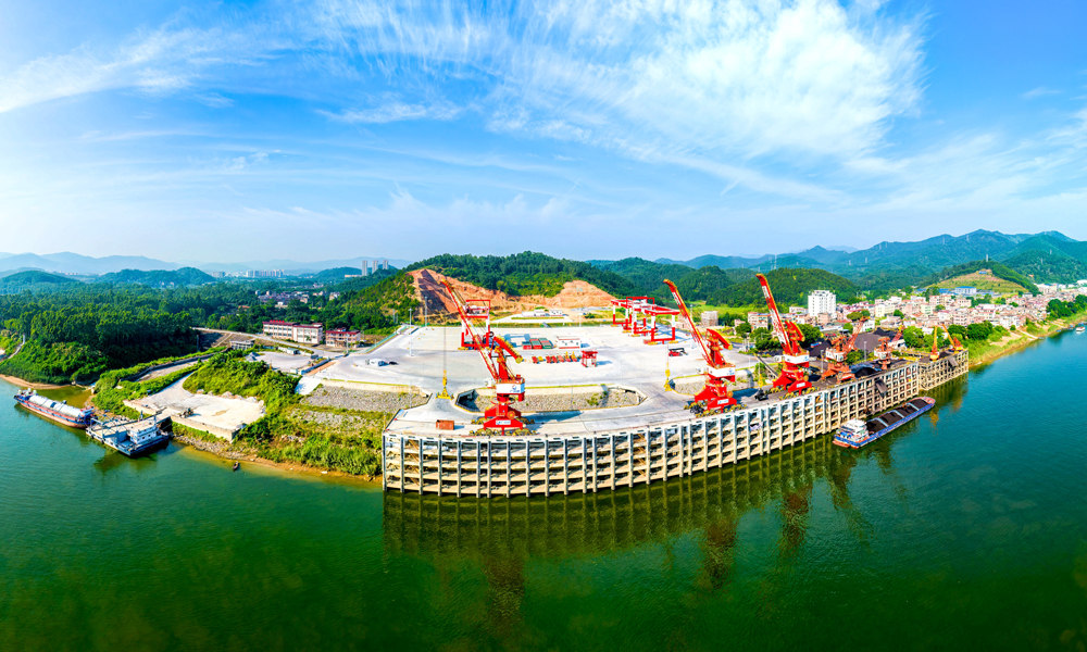 據悉，云浮港都騎通用碼頭項目云浮市現代物流產業集群的重要組成部分，投入使用后年吞吐量可達1000萬噸，集裝箱通過能力分別為近期10萬標箱、遠期30萬標箱，對于進一步優化云浮聯通粵港澳大灣區物流路徑、提高企業產品競爭力、打造云浮通江達海一站式物流服務具有重要意義。