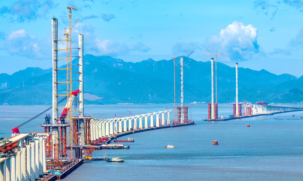 近日，中國中鐵旗下中鐵工業(yè)參建的世界最大跨徑三塔公路斜拉橋——黃茅海跨海通道項目黃茅海大橋首片鋼箱梁成功吊裝，開啟了大橋上部結構施工新篇章。