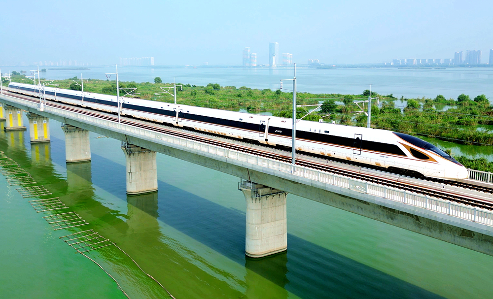 滬寧沿江高鐵起自南京南站，經(jīng)江蘇省南京市、鎮(zhèn)江市、常州市、無錫市、蘇州市至太倉站，通過滬蘇通鐵路接入上海鐵路樞紐，線路全長278.53公里，共設(shè)8座車站，最高設(shè)計速度350千米/小時。中國中鐵有關(guān)單位承建了項目部分路基、橋隧、涵洞、站場、軌道及站房施工任務。圖為試運行列車駛過滬寧沿江高鐵南京段。