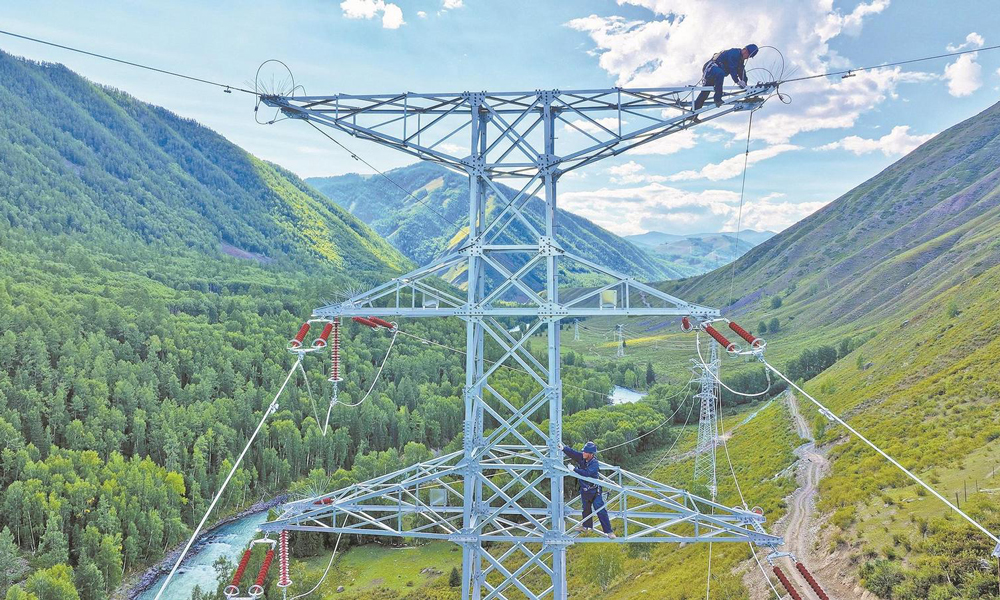 8月23日，國家電網新疆阿勒泰供電公司員工對即將投運的110千伏吉克普林輸電線路開展驗收。工程投運后，將為喀納斯禾木景區提供可靠的電力保障。