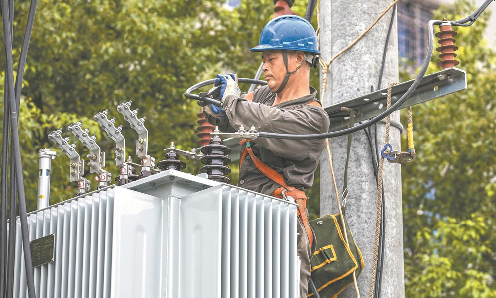 近日，國家電網江西湖口縣供電公司員工在老街10千伏勝利小學臺區為變壓器增容，及時消除臺區重載隱患。