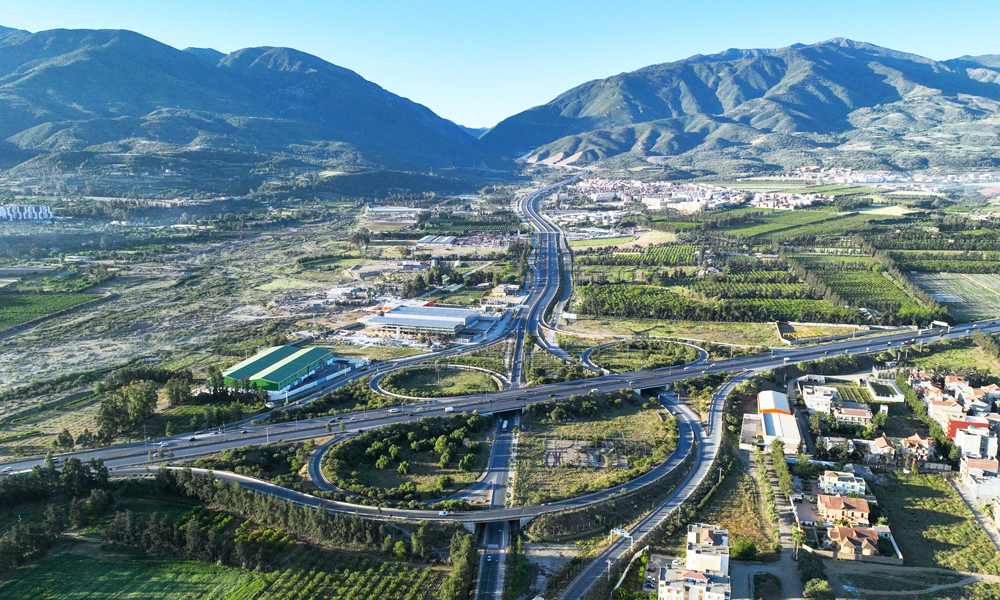 阿爾及利亞南北高速公路項目全長53公里，是從地中海直達非洲腹地、貫穿阿爾及利亞南北向的交通大動脈。項目的實施極大縮短了車輛穿越阿特拉斯山脈的時間，拉通了阿爾及利亞南北交通干道，打造了一條關系非洲南北發展的“阿爾及利亞南北經濟走廊”。