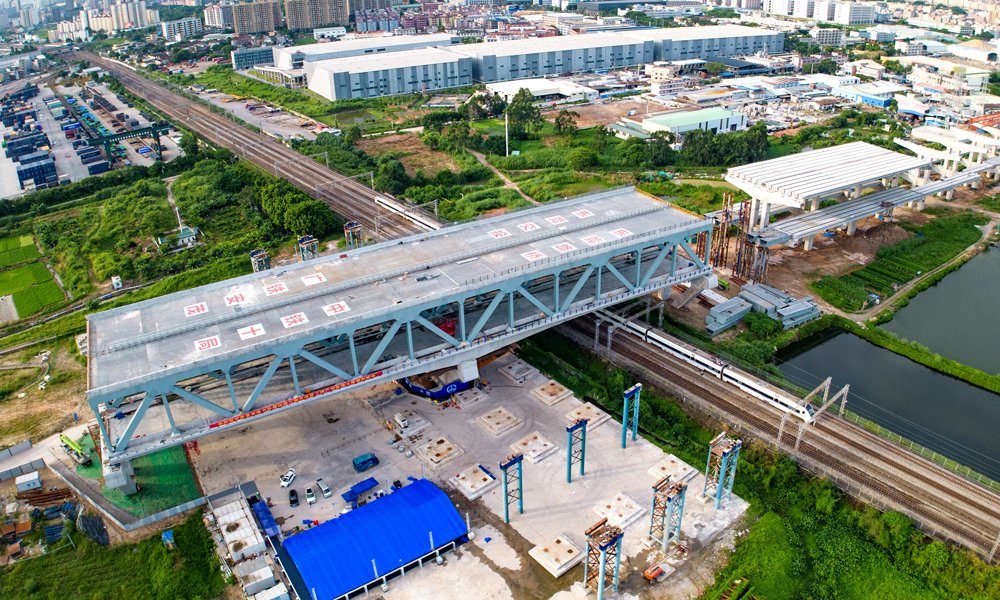 莞番高速上跨廣深鐵路主橋采用2*85米連續(xù)鋼桁腹-板桁組合結構，重約2.9萬噸。當天，雙層一次逆時針轉體81.1度，填補了國內雙層公路鋼砼結合橋轉體施工跨越鐵路的空白。