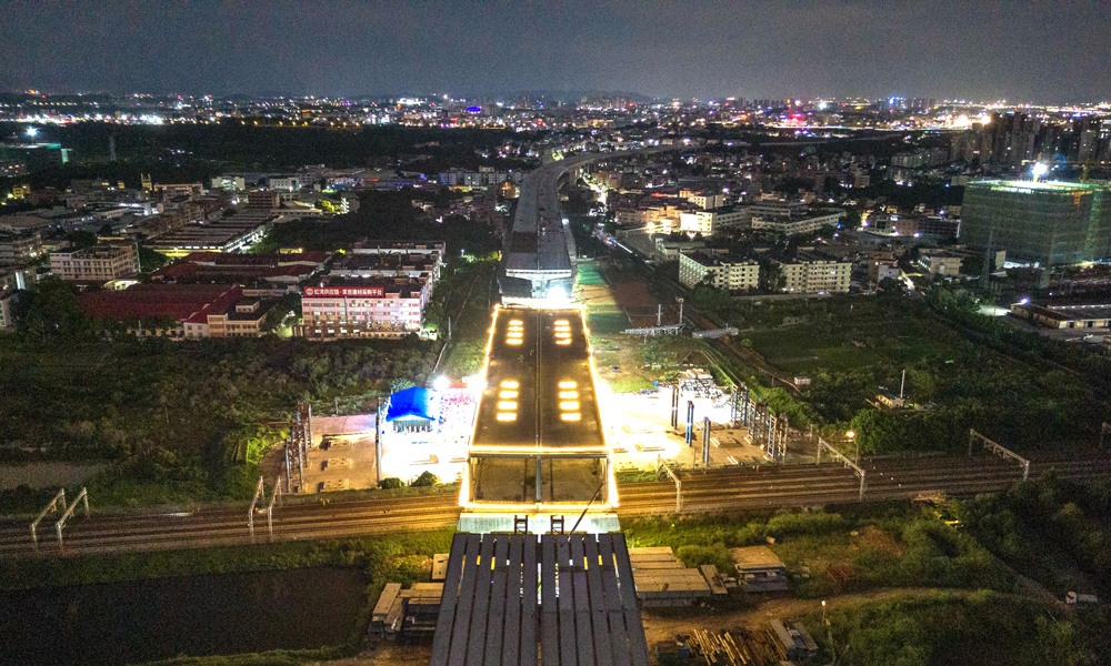 據悉，莞番高速公路全線建成通車后，將成為珠三角區(qū)域又一條重要的東西向大通道，結束珠江西岸地區(qū)和惠州市之間沒有直達高速公路的歷史，對于提高粵港澳大灣區(qū)的互聯(lián)互通水平、緩解沿線地區(qū)交通壓力具有重要意義。圖為轉體后的莞番高速上跨廣深鐵路主橋。
