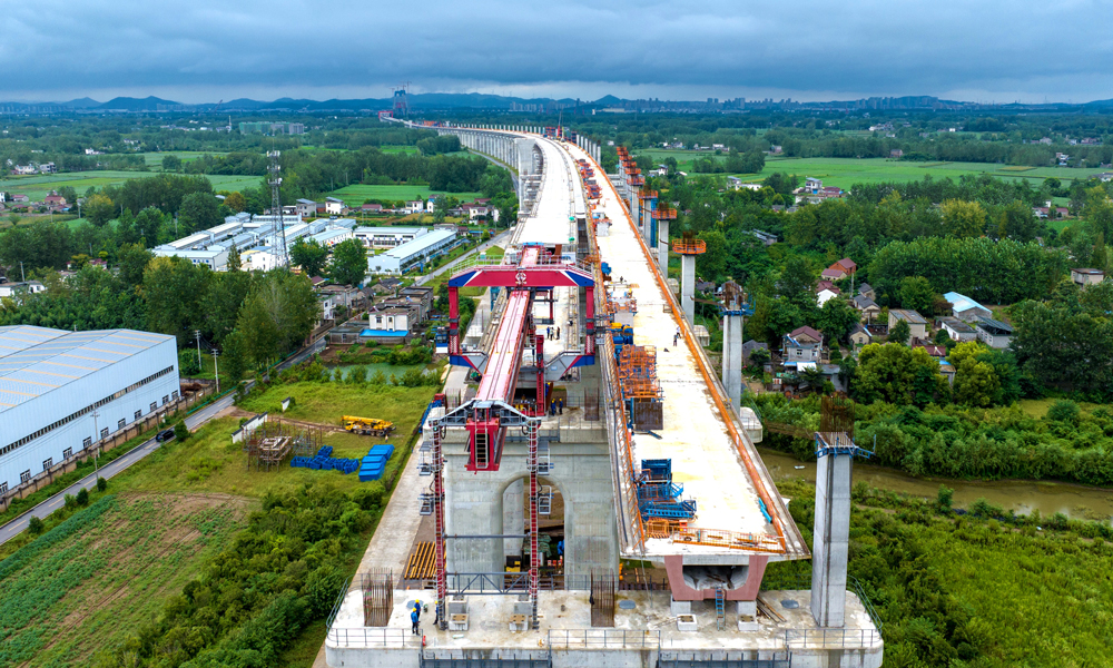 近日，中鐵四局參建的巢馬城際鐵路江心洲引橋架橋機架梁施工全部完成。8月31日，巢馬城際鐵路馬鞍山長江公鐵大橋副汊航道橋馬鞍山側首節(jié)段鋼桁梁架設。據(jù)悉，巢馬城際鐵路既是馬鞍山與省會合肥的直接聯(lián)通線，也是安徽通往上海等長三角城市的高鐵新通道，建成通車后，對于完善區(qū)域高速鐵路網布局、提升通道運輸能力、促進長三角一體化發(fā)展等具有重要意義。