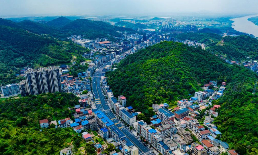 彭澤城區內的排水管網建設并不完善，且城區人口密度大、過往車輛多。為了最大限度減少對群眾正常生活的影響，項目團隊選用國內最新引進的技術，結合管道CCTV檢測和紫外光固化法進行非開挖管道修復，陸續對龍城大道、淵明路等道路進行改造，實現雨污分流，解決城區內澇問題。