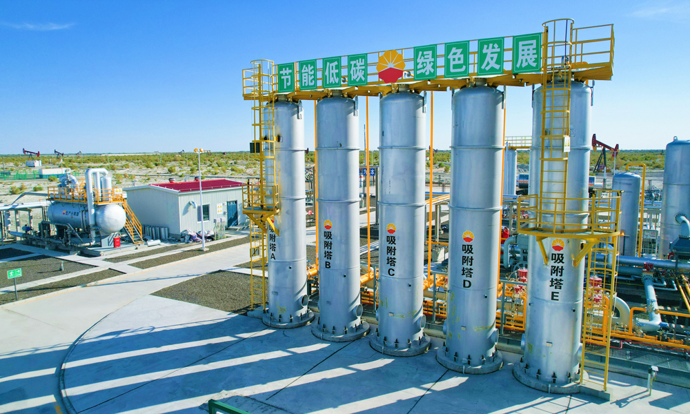 新疆油田通過統(tǒng)籌管理二氧化碳運輸和注入業(yè)務(wù)，合理規(guī)劃運輸路線，建立CCUS運行工作小組，24小時生產(chǎn)調(diào)度，全力保障CCUS項目高效運行。