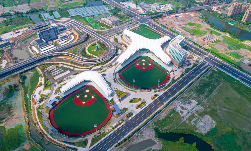 杭州第19屆亞運會將于9月23日至10月8日舉行。中國建筑旗下中建裝飾參建的紹興棒（壘）球體育文化中心為杭州亞運會棒壘球項目比賽場地，屆時兩枚金牌將在這里產生。