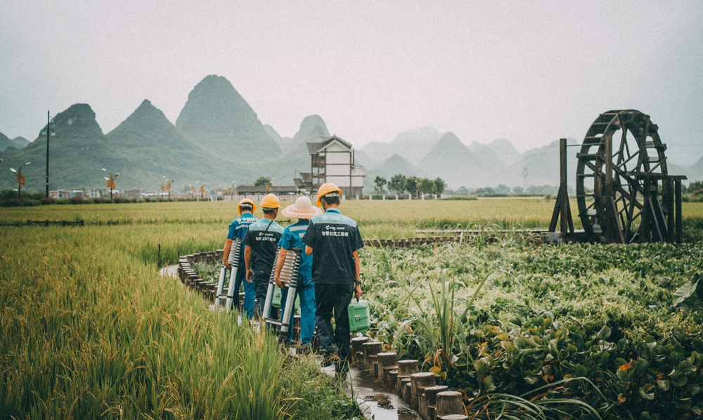 在廣西柳州柳城縣古砦仫佬族鄉水稻智慧種植能力提升示范區，中國移動廣西公司依托5G技術，推動“5G+數字鄉村”建設，為示范區提供標準化種植管理系統、作物生長模型、物聯網設備管理系統、水稻溯源管理系統、氣象蟲情災害監測系統、溫室大棚智慧育種系統、1000畝水稻智慧種植能力，為水稻種植裝上了一顆智慧“芯”，直觀展示水稻產業、鄉村生態等信息。