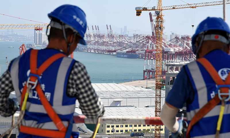 10月5日，中鐵建工建設者在進行外墻吊裝施工準備。新華社記者 李紫恒?攝