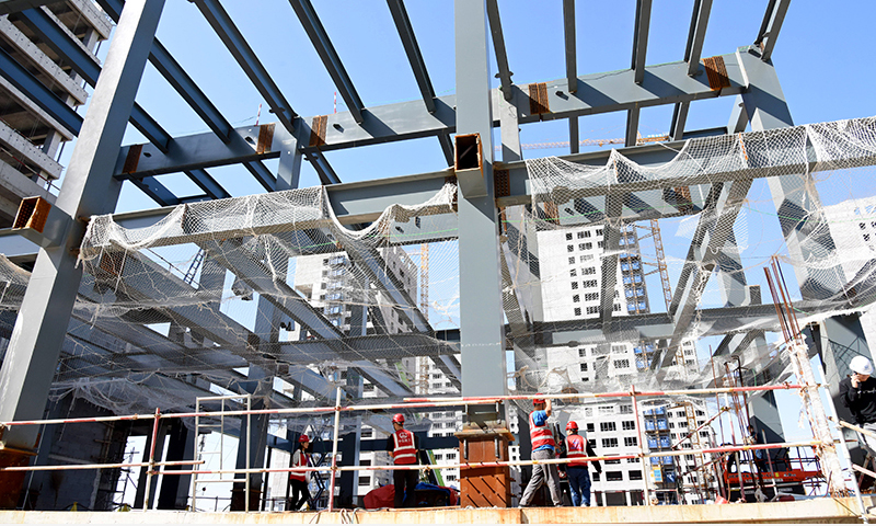 10月5日，中鐵建工建設者在項目工地上進行鋼結構安裝。新華社記者 李紫恒?攝