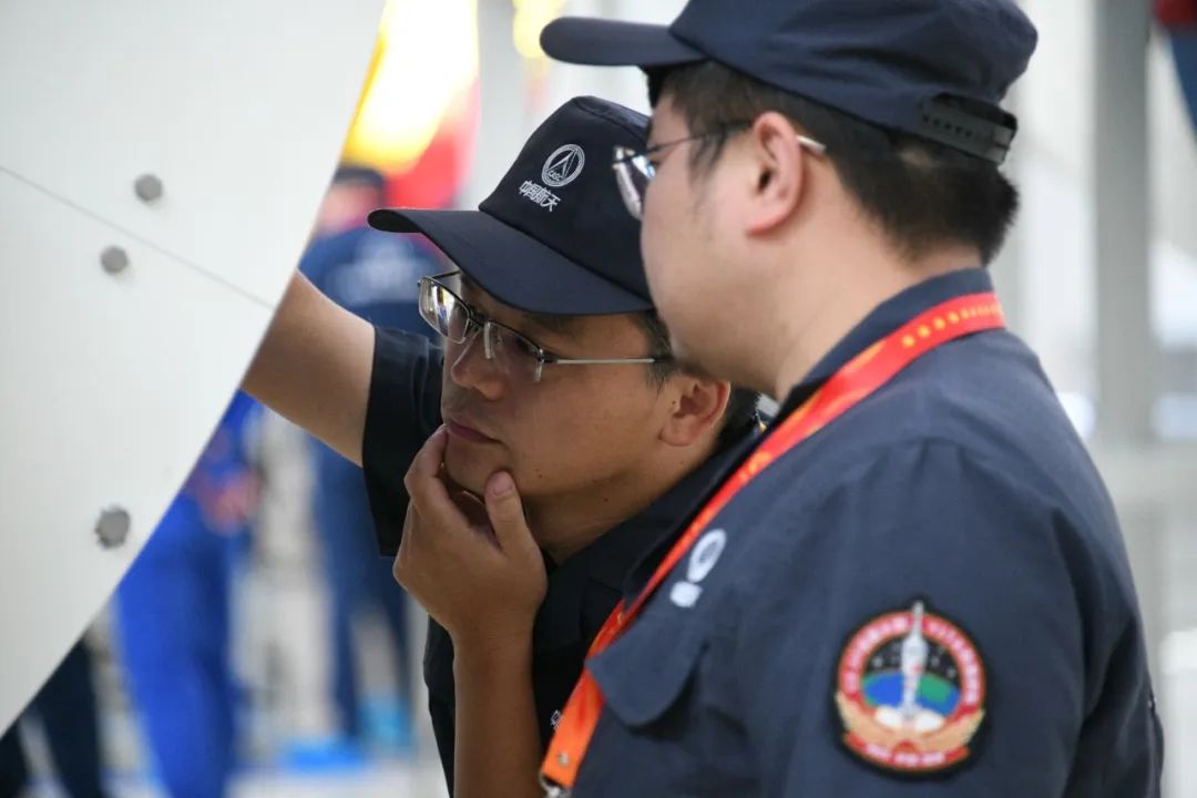 國慶長假期間，航天科技重大工程項目工作人員堅守在航天強國建設(shè)的第一線，奮力沖刺項目建設(shè)關(guān)鍵節(jié)點。圖為航天科技集團一院長征二號F火箭發(fā)射隊員堅守在酒泉衛(wèi)星發(fā)射中心，全力做好火箭發(fā)射前的各項準(zhǔn)備工作，完成好空間站應(yīng)用與發(fā)展階段年度收官發(fā)射任務(wù)。