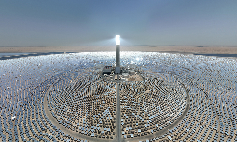 這是2022年8月15日在阿聯酋迪拜拍攝的上海電氣迪拜光熱光伏復合項目（無人機照片）。位于阿聯酋迪拜的700MW光熱和250MW光伏復合項目由上海電氣集團股份有限公司總包，裝機規模大、技術標準高，助力阿聯酋實現清潔能源目標。新華社發