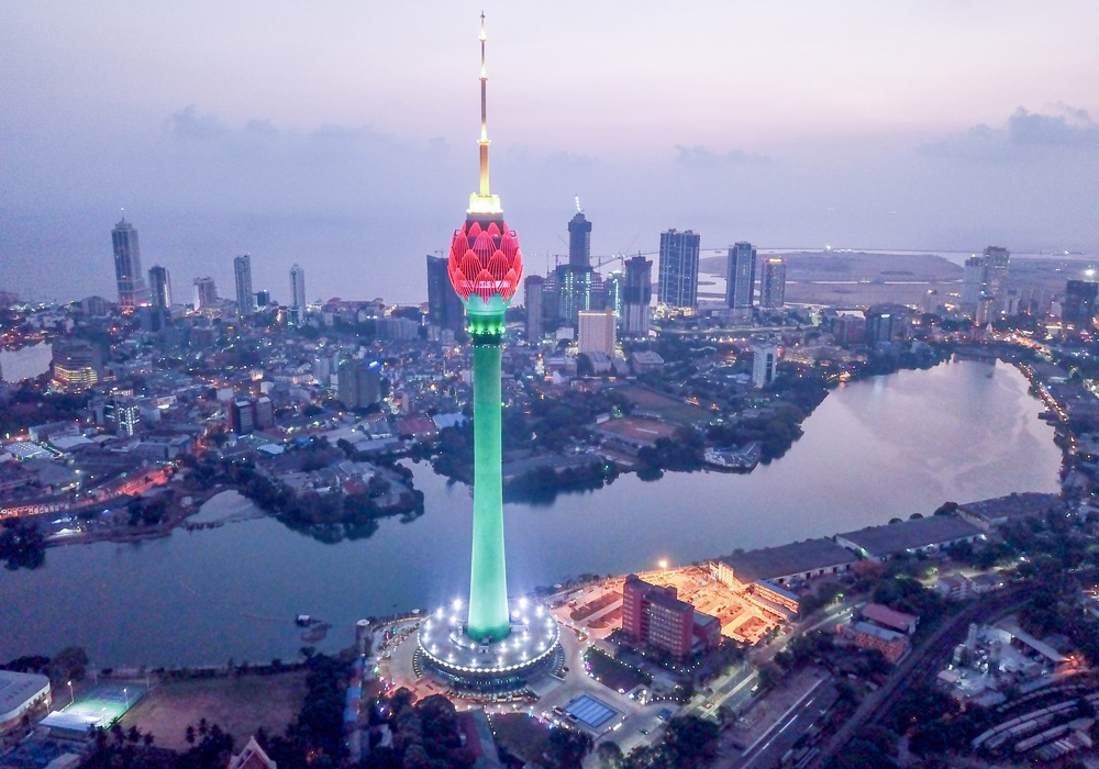 在美麗島國斯里蘭卡的首都科倫坡，中國建筑旗下中建二局采用中國標(biāo)準(zhǔn)設(shè)計(jì)和建造的蓮花電視塔矗立在貝拉湖畔，將“柔美綽約”與“亭亭玉立”的審美意象完美融合。當(dāng)“蓮花”被裝上LED燈，多種顏色在夜間悄然變幻，便成為科倫坡夜空中最耀眼的風(fēng)景。