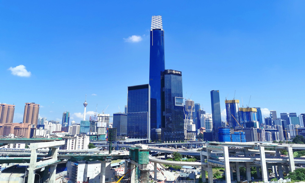 2018年底，由中國建筑馬來西亞有限公司承建的中資企業(yè)海外建設(shè)第一高樓——吉隆坡106交易塔（亦稱吉隆坡標(biāo)志塔）突破450米，成為馬來西亞首都吉隆坡天空下的地標(biāo)建筑。106交易塔位于吉隆坡敦拉薩國際貿(mào)易中心核心區(qū)，是一座集金融、商務(wù)、購物、辦公于一體的多功能寫字樓，由中國建筑馬來西亞有限公司承建，地上建筑高度為452米，是馬來西亞最高的建筑之一。它是敦拉薩金融交易中心的一部分，在新的城市總體發(fā)展規(guī)劃中，將成為吉隆坡新的中央商務(wù)區(qū)。