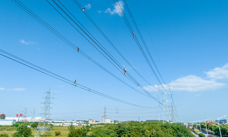 國家電網江蘇南京供電公司工作人員在500千伏線路開展高空走線檢查。