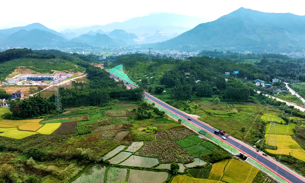 近日，中鐵一局承建的廣西賀州黃田至姑婆山道路提級改造工程建成通車。該工程起于賀州市平桂區黃田鎮竹山路路口，終于姑婆山溫泉路口，全長13.05公里，建成通車后對于進一步提升賀州整體城市形象、加快構建“交通+旅游”融合發展新格局等具有重要意義。