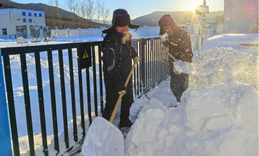 黑龍江賓縣大個嶺風電場運維人員在場區清雪。王宏宇 攝